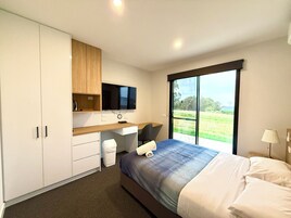 Quarto superior, 1 cama Queen | Wi-Fi de cortesia, roupa de cama