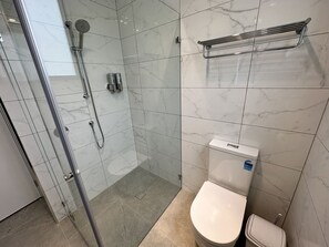 Shower, towels - Apollo Dream Suites (Apollo Bay)