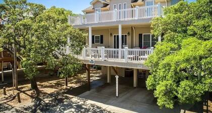 D04A Periwinkle Dr;5Br/3Ba; Outdoor Bar; 2min walk to beach; OL Pools/Arcade