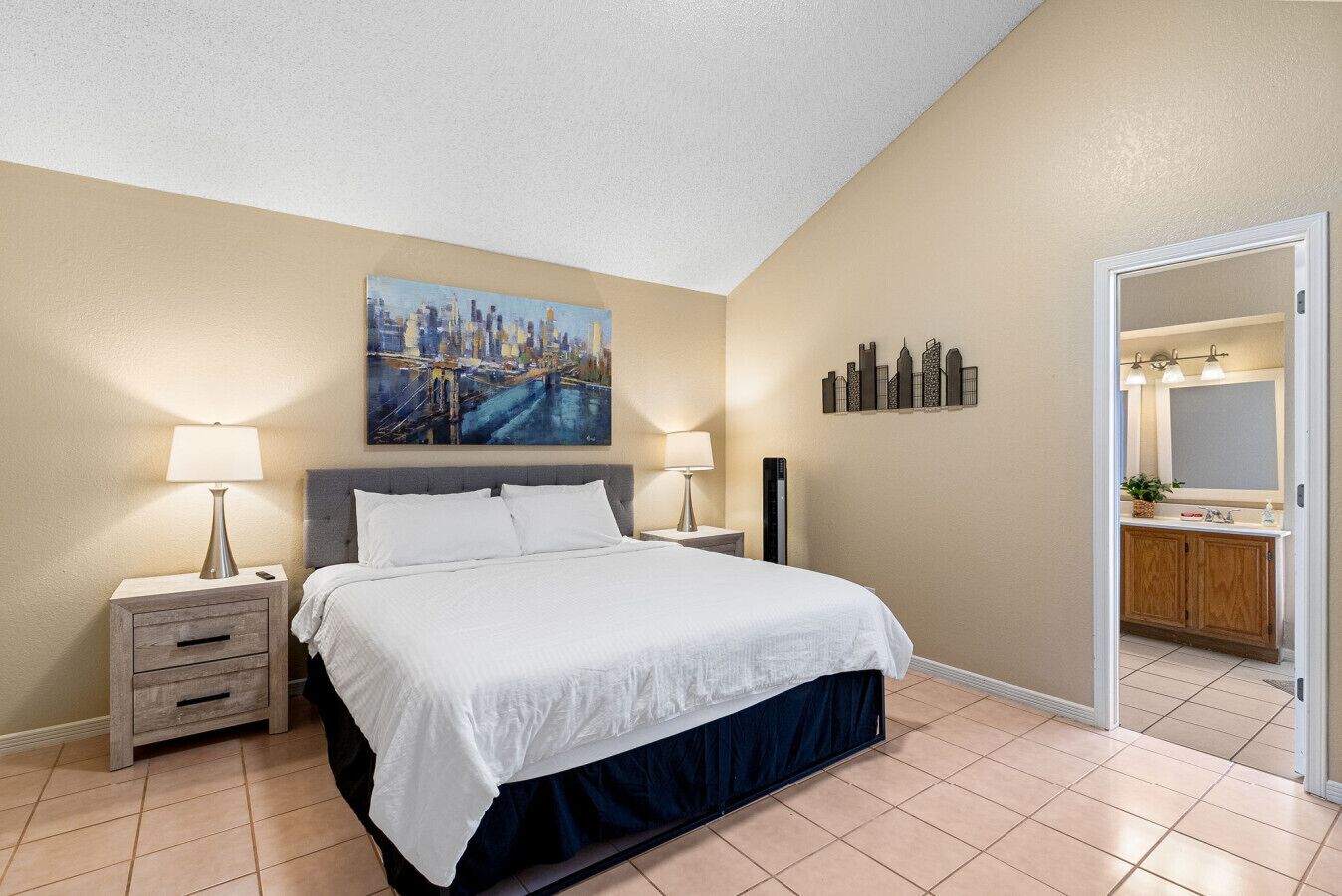 4 chambres, bureau, fer et planche à repasser, lit parapluie