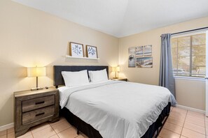 4 chambres, bureau, fer et planche à repasser, lit parapluie