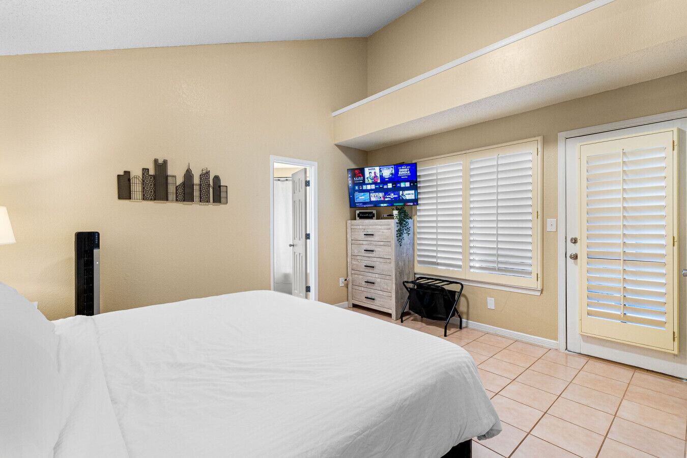 4 camere, una scrivania, ferro/asse da stiro, culla da viaggio