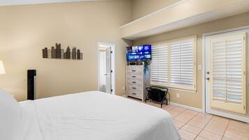 4 habitaciones, escritorio y tabla de planchar con plancha