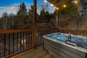 Outdoor spa tub - Cowboy Slingers Cabin (Sevierville)