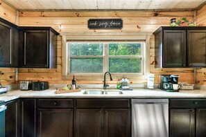 Fridge, microwave, oven, stovetop - Cowboy Slingers Cabin (Sevierville)