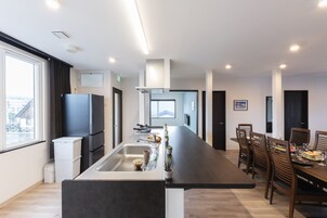 Refrigerador con freezer, microondas, placa de cocina, tostadora