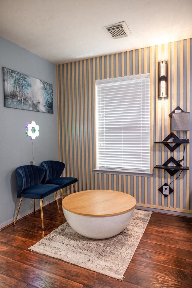 Recently renovated house with lake view & game room, easy access to