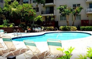 Outdoor pool, a heated pool - Casa DeLuca - Directly across from the Beach! (Pompano Beach)