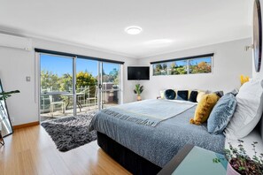 5 Schlafzimmer, Schreibtisch, Bügeleisen/Bügelbrett, Reisekinderbett
