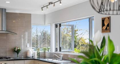 Zodiac Bay Lake Retreat Rotorua • Sleeps 12 • 5BR