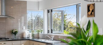 Zodiac Bay Lake Retreat Rotorua • Sleeps 12 • 5BR