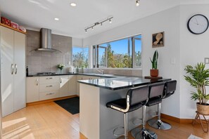 Geladeira, micro-ondas, fogão, cooktop