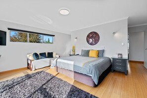 5 quartos, escrivaninha, ferros/tábuas de passar roupa, berço de viagem