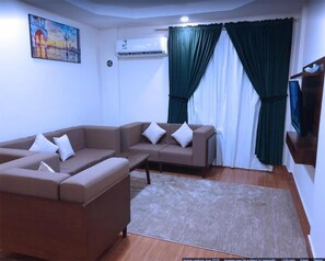 TV a schermo piatto 32 pollici con canali satellitari, TV