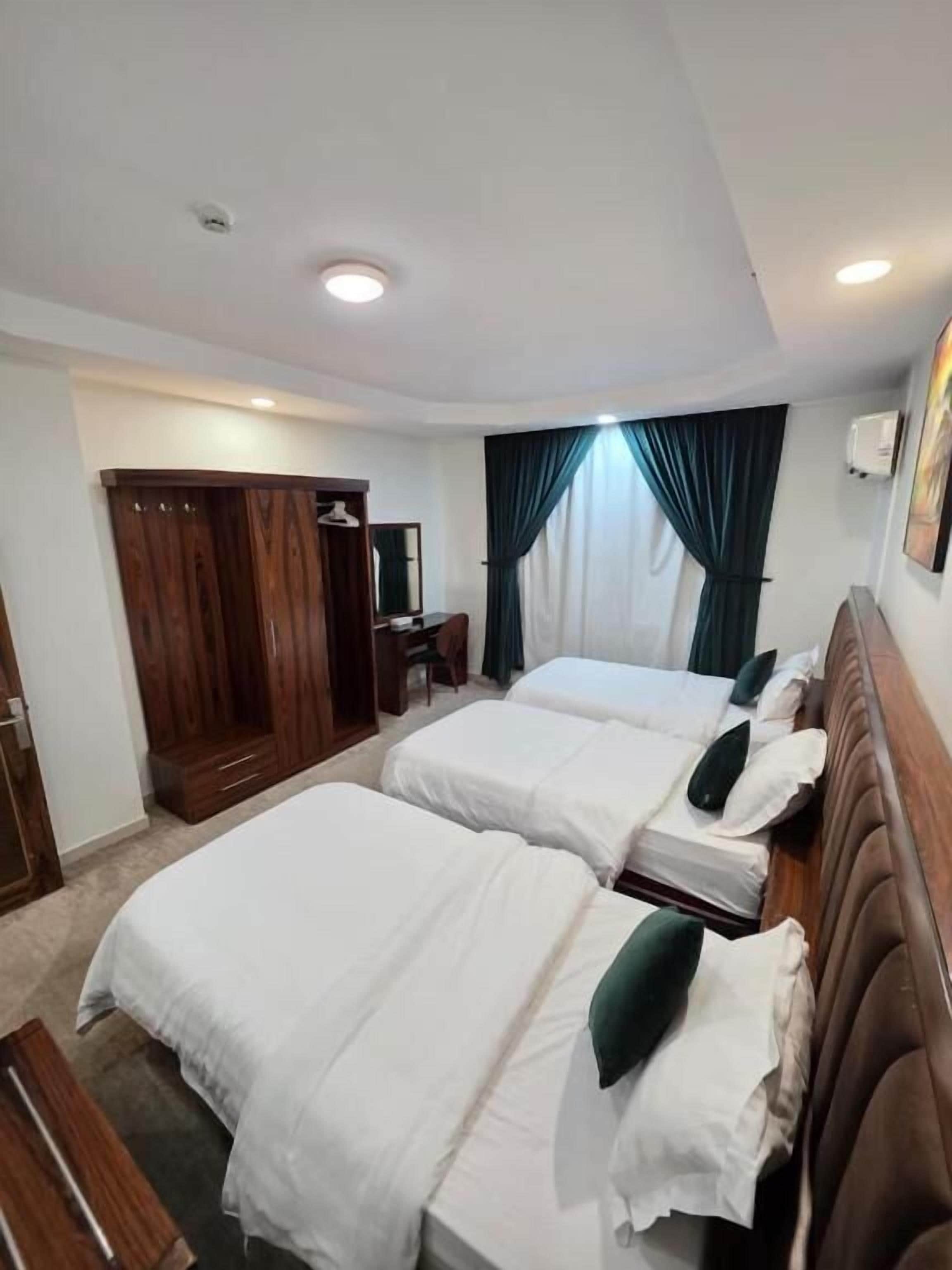 Premium bedding, in-room safe, blackout drapes, soundproofing