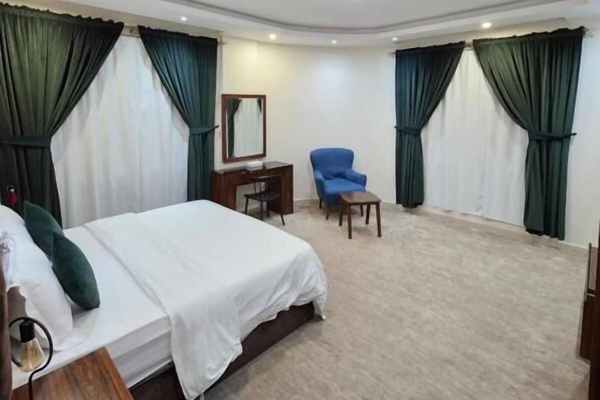 Ropa de cama de alta calidad, caja fuerte, cortinas opacas
