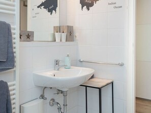 Suihku, hiustenkuivaaja, pyyhkeet