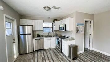 Refrigerador, microondas, horno y parrilla de estufa