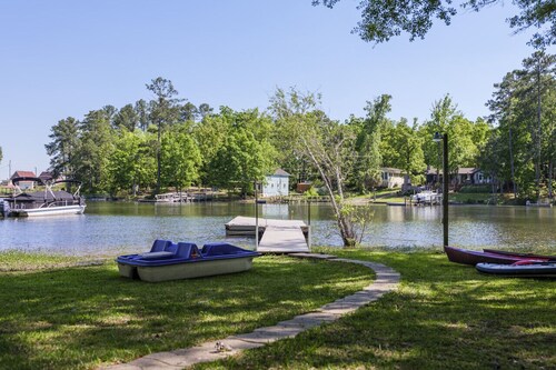 Lazy Days on Lakeshore - Private Dock, Kayaks SUP, Firepit and more
