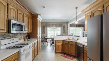 Frigorífic, microones, forn i placa de cuina