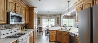 Lazy Days on Lakeshore - Kayaks, Fireplace, and more!