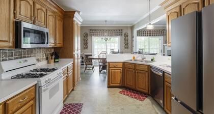 Lazy Days on Lakeshore - Kayaks, Fireplace, and more!