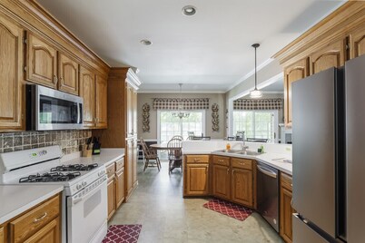 Lazy Days on Lakeshore - Kayaks, Fireplace, and more!