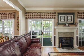 Smart TV, video games, offices - Lazy Days on Lakeshore - Private Dock, Kayaks SUP, Arcades and more (Leesville, SC)