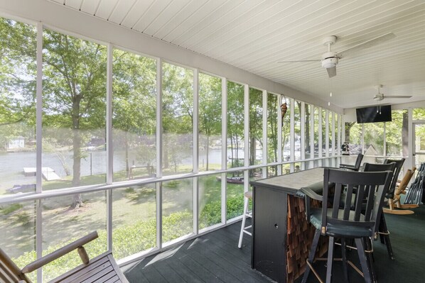 Dining - Lazy Days on Lakeshore - Private Dock, Kayaks SUP, Arcades and more (Leesville, SC)