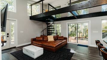 Smart-tv, een open haard, een dvd-speler en boeken