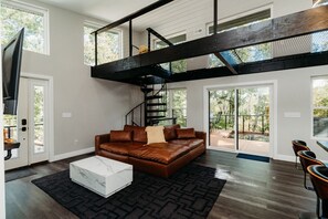 Een smart-tv, een open haard, een dvd-speler en boeken