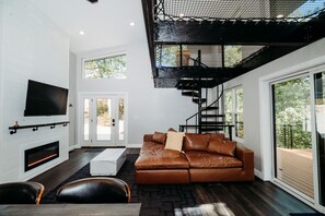 Televisor intel·ligent, llar de foc, reproductor de DVD i llibres