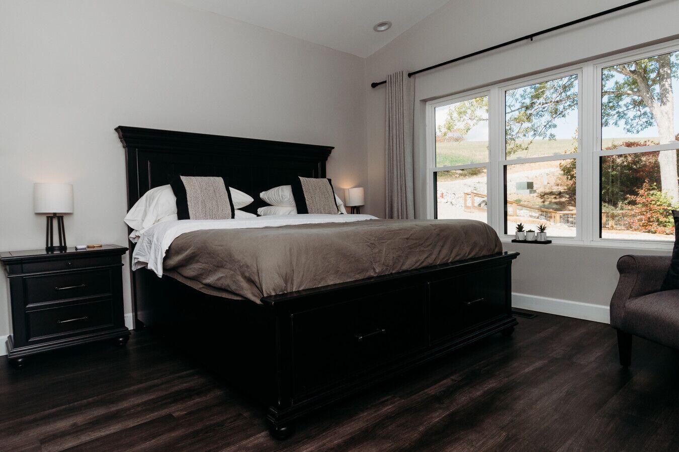 2 bedrooms, desk, iron/ironing board, WiFi