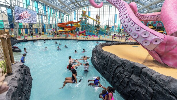 Un parc aquatique intérieur doté d’une grande sculpture de poulpe, de toboggans et d’un espace piscine.