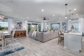 TV connectée, cheminée, livres