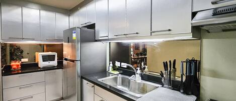 Fridge, microwave, oven, stovetop
