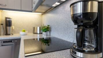 Cafetera o tetera, frigorífico, microondas y horno
