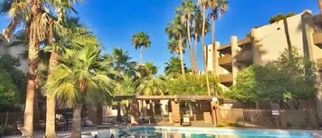 Utendørsbasseng, bassengtelt (inkludert) og solsenger