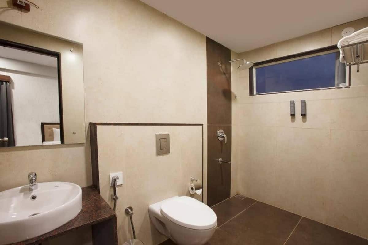 1 chambre, fer et planche à repasser