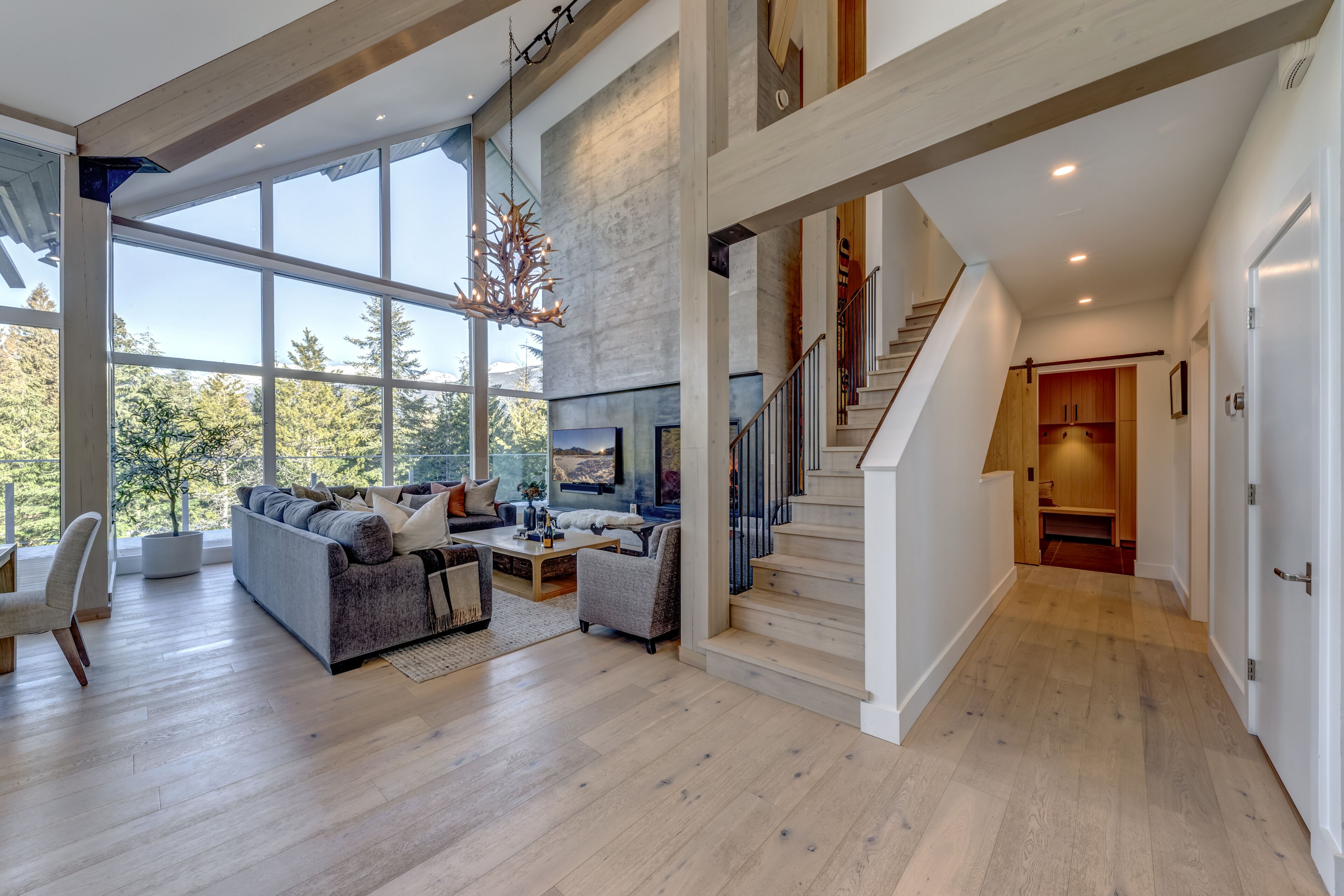 TV connectée, cheminée, chaîne hi-fi, espaces bureaux