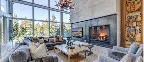 Smart TV, chimenea, estéreo y oficina