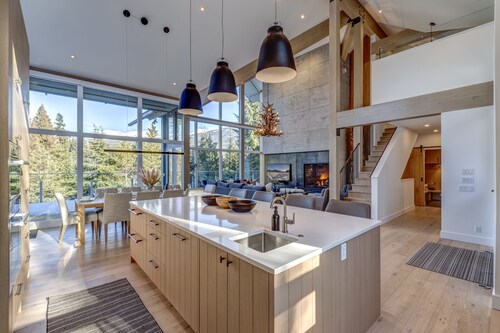 Nighthawk 3343 - Stunning Views, Private Hot Tub, Recently Renovated, Gas Fireplace