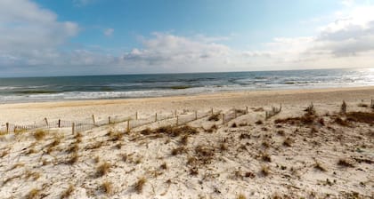 East-end SGI condo with Gulf views, beach access, on-site pool, & private W/D