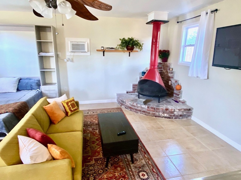 Blue Bungalow Of St. Pete Beach! Adjacent To The Trail. The Perfect Location! - St. Pete Beach, FL