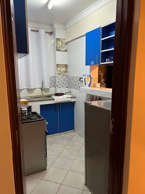 Private kitchen - Cozy specious living room with a Tv for entertainment and free WiFi... (Mombasa)