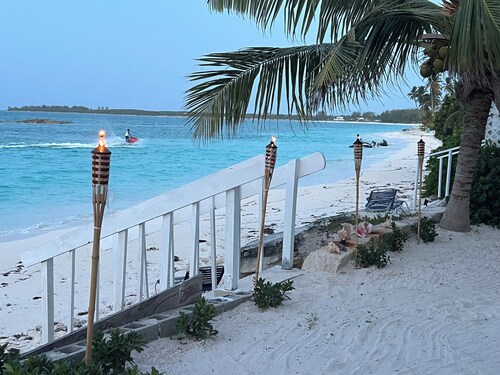 Cozy Beachfront Queen Suite