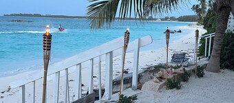Cozy Beachfront Queen Suite