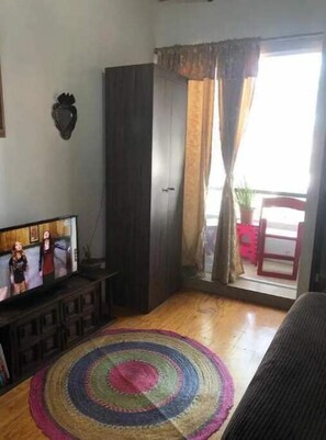 Televisión y oficina 