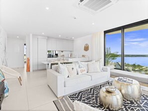 TV - B1803 (Cupecoy)