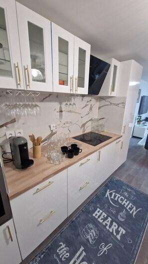 Kjøleskap, mikrobølgeovn, ovn og oppvaskmaskin